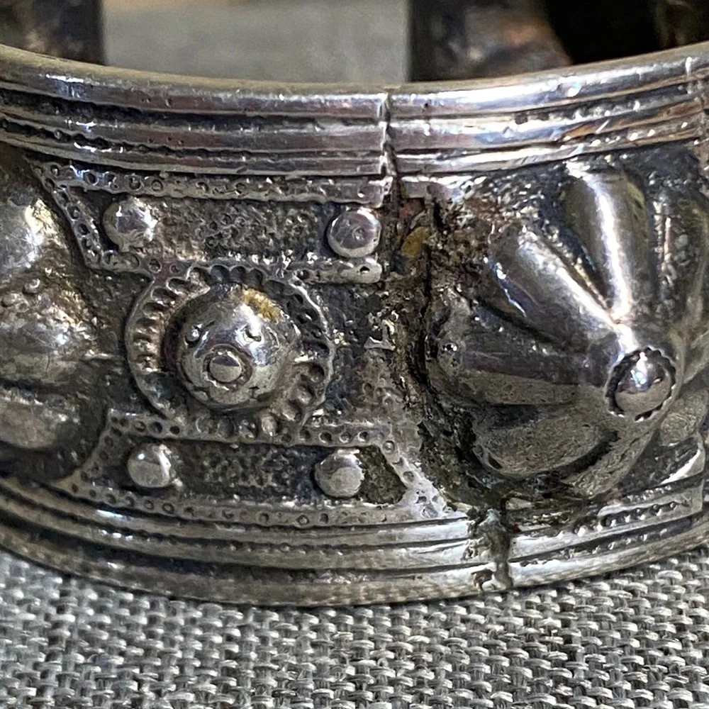 Antique Repousee Silver Bracelet (61.6 grams) - Picture 7 of 14